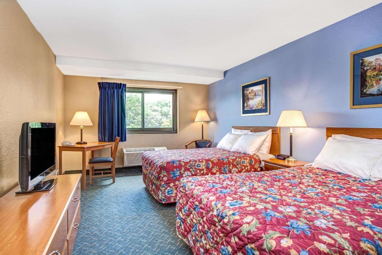 Super 8 By Wyndham Mahwah Hotel Eksteriør billede